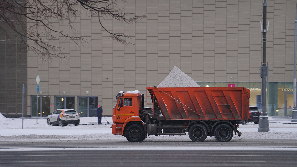 Вывоз снега организовали на некоторых улицах Мещанского района. Фото: Анатолий Цымбалюк, «Вечерняя Москва»